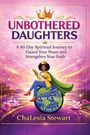 "UNBOTHERED DAUGHTERS" steht oben, darunter: "A 40-Day Spiritual Journey...". Frau mit Krone, Buch und Tasse auf Globus sitzend. 