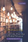 Text: "Large Print", "Community", "Victoria Hardy Childermass", "Marduke Manor #7". Bücherregal und hängende Glühbirnen im Hintergrund.