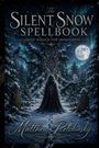 "The Silent Snow Spellbook: Quiet Magick for Introverts" von Matthew Pelchinsky. Ein Wald unter Vollmond, Kapuzengestalt.