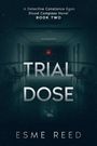 "Trial Dose" von Esme Reed; düsterer Flur mit leeren Stühlen, ein EXIT-Schild im Hintergrund.