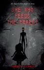 „She Who Feeds the Forest“ in großen roten Buchstaben, darunter schwarze Silhouetten im Wald.