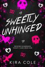 "SWEETLY UNHINGED" in kräftigen Buchstaben, daneben pinke Schädel, Herzen und Schmetterlinge auf dunklem Hintergrund.
