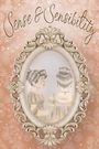 „Sense & Sensibility“ geschwungen oben. In einem verzierten Rahmen stehen zwei Frauen in viktorianischer Kleidung Rücken an Rücken.
