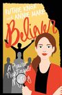 „Ruthie Knox and Annie Mare. Believer: A Prairie Nightingale Mystery.“ Illustration: Frau mit Lupe, Menschen im Hintergrund.