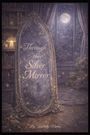 "Through the Silver Mirror" steht auf einem verzierten Spiegel. Dahinter zeigt ein Fenster den Vollmond, daneben ein Regal.