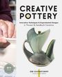 „Creative Pottery: Innovative Techniques & Experimental Designs.“ Bild zeigt Töpferei, Hände formen Ton, Keramikobjekt.