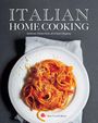 "ITALIAN HOME COOKING: Authentic Dishes from Italy's Regions" erscheint über einem Teller Spaghetti mit Soße.