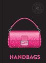 „HANDBAGS“ steht in großen Buchstaben darunter. Eine auffällige, pinke Handtasche ist zentral auf dunklem Hintergrund abgebildet.