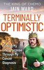 „The King of Chemo“ Iain Ward „Terminally Optimistic“. Mann in grünem Shirt und Krone, läuft vor Klippenlandschaft.
