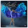 „Ballet“ in geschwungener Schrift. Eine Ballerina tanzt in einem wirbelnden blauen Kleid.