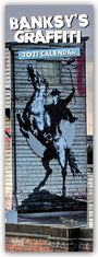 BANKSY'S GRAFFITI 2021 CALENDAR. Graffiti eines Reiters auf einem Pferd an einer Holzwand.