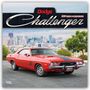 "Dodge Challenger, 2027 Official 16-Month Calendar." Ein rotes Auto vor einer Skyline, mit Bäumen im Vordergrund.