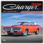 „2027 Official 16-Month Calendar“ und „Dodge Charger“. Ein orangefarbener Oldtimer auf einer Straße in der Wüste.