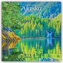 Text: „wild & scenic Alaska 2024 16-Month Calendar“. Eine Landschaft mit Wald, Wasserfall und Spiegelung im Wasser.