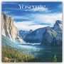 "Yosemite" und "2027 16-Month Calendar". Beeindruckende Berglandschaft mit dichten Wäldern und klarem Himmel.