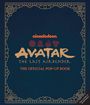 nickelodeon AVATAR THE LAST AIRBENDER THE OFFICIAL POP-UP BOOK. Ein detaillierter, verzierter Rahmen.