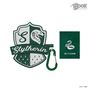 "Slytherin" auf einem grünen Wappen mit Schlange und Buchstaben "S", daneben ein grüner Karabiner und Notizbuch.