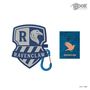 "Ravenclaw" auf Schild mit blauem Adler-Logo; daneben ein blaues Notizbuch mit orangefarbenem Vogel und "RAVENCLAW".