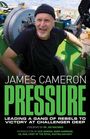 JAMES CAMERON PRESSURE; Mann in schwarzem Shirt und Mütze lacht in einer technischen Umgebung.