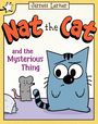 "Nat the Cat and the Mysterious Thing". Illustration einer besorgten blauen Katze mit großem Kopf neben einer kleinen grauen Maus.