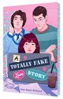 Text auf Laptop: "A Totally Fake Love Story". Drei Jugendliche, einer trägt Brille, darunter zerknülltes Papier und Getränk.