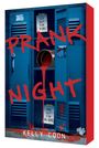 Texte: "SIX OUT FOR FUN, ONE OUT FOR BLOOD." Buch "PRANK NIGHT" von KELLY COON, mit blauen Schließfächern und roter Farbe.