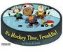 „It's Hockey Time, Franklin! by Charles M. Schulz.“ Drei Kinder spielen Hockey auf einem gefrorenen Teich.
