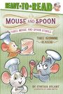 „READY TO READ“; „MOUSE AND SPOON“; „THREE MOUSE AND SPOON STORIES“; „THREE BEGINNING READERS!“. Drei Mäuse mit Kochmützen.
