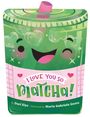 "I LOVE YOU SO MATCHA!" steht groß auf einem fröhlichen, cartoonhaften Matcha-Getränk mit Gesicht und rosa Strohhalm.