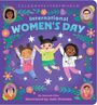 "International WOMEN'S DAY" in großen Buchstaben. Drei fröhliche Mädchen hand in hand, umgeben von Blumenrahmen.