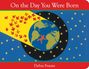 Text: "On the Day You Were Born" und "Debra Frasier". Illustration: Erde mit Sternen und fliegenden Vögeln.