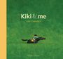 „Kiki & me“, Leo Timmers. Ein Kind reitet auf einem schwarzen Pferd über eine grüne Wiese.