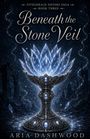 "Beneath the Stone Veil" und "Aria Dashwood". Detailliertes, leuchtendes Gefäß aus Kristallen und Blättern auf blauem Hintergrund.