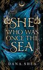 Texte: "SHE WHO WAS ONCE THE SEA", "ROMANCE FAIRYTALE RETELLINGS", "DANA SHEA". Illustration von blauem Meer, Tridenten.