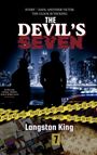 Text: "Every 7 days, another victim. The clock is ticking. The Devil's Seven. In this city, evil has rhythm. And it strikes every seven days. Police Line Do Not Cross. Langston King. 7." 

Zwei Silhouetten vor einer Skyline, Polizeiband.