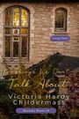 „The Things We Don’t Talk About“ von Victoria Hardy Childermass, Marduke Manor #2. 
Steinhaus mit buntem Fenster.