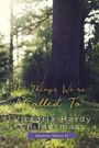 Der Text lautet: „The Things We're Called To, Victoria Hardy Childermass, Marduke Manor #5“. Eine Waldszene bei Sonnenlicht.