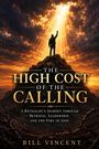 „The High Cost of the Calling“. Ein Mann steht auf einem Berg und hebt die Hand zum Lichtstrahl durch dramatische Wolken.