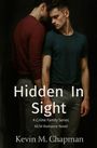 Text: "Hidden In Sight, A Crime Family Series, M/M Romance Novel, Kevin M. Chapman." Zwei Männer stehen dicht beieinander.