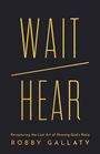 "WAIT HEAR" in Gold auf dunklem Hintergrund. Untertitel: "Recapturing the Lost Art of Hearing God's Voice" von Robby Gallaty.