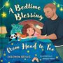 "A Bedtime Blessing from Head to Toe." Ein Kind im Bett, ein Erwachsener streichelt seinen Kopf. Kuscheltiere umgeben das Kind.