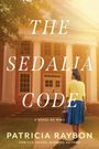 "The Sedalia Code", "A Novel of WWII", "Patricia Raybon". Eine Frau in gelber Jacke und blauem Rock steht vor einem Gebäude mit Säulen.
