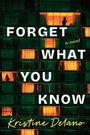 Texte: "FORGET WHAT YOU KNOW", "a novel", "Kristine Delano". Moderne Gebäudeansicht mit erleuchteten Fenstern und Silhouetten.