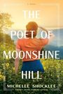Text: "THE POET OF MOONSHINE HILL" von Michelle Shocklee. Eine Frau steht in einem gelben Blumenfeld, schaut in die Berge.