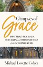 „Glimpses of Grace: Prayers for Holidays, Holy Days, and Ordinary Days of the Academic Year.“ Michael Lovette-Colyer. Herbstbäume vor einem Gebäude.