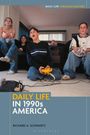 "Daily Life in 1990s America" von Richard A. Schwartz. Teenager sitzen auf Teppich, spielen Videospiele im Wohnzimmer.