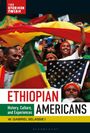 Titel: Ethiopian Americans. Untertitel: History, Culture, and Experiences. Menschen jubeln mit äthiopischen und US-Flaggen.