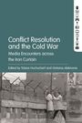 "Conflict Resolution and the Cold War" oben. Schwarz-weiß-Foto von zwei Personen vor einer Mauer mit Stacheldraht.