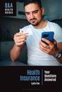 Q&A Health Guides, Health Insurance: Your Questions Answered von Lydia Gan. Mann betrachtet eine Karte und sein Handy.
