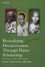 "Revitalizing Decolonization Through Dance Scholarship" von Eric Baffour Awuah. Drei Männer in traditionellen Gewändern.